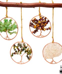 Suspension murale artisanale "Tess" représentant quatre Arbres de Vie en bois naturel et pierres fines (aventurine, mookaïte, agate et cristal de roche).