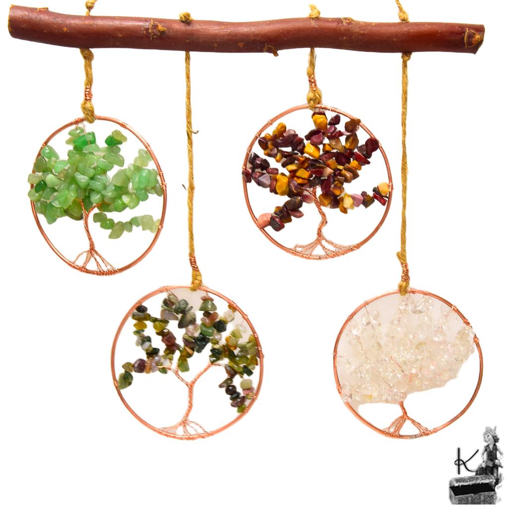 Suspension murale artisanale "Tess" représentant quatre Arbres de Vie en bois naturel et pierres fines (aventurine, mookaïte, agate et cristal de roche).