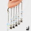 Lot de deux ear cuffs Astrée sans perçage en acier inoxydable avec perles d'opaline et breloques étoiles, fait main par Le Trésor des Korriganes.