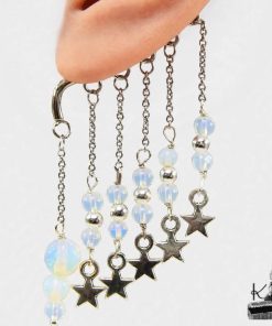 Lot de deux ear cuffs Astrée sans perçage en acier inoxydable avec perles d'opaline et breloques étoiles, fait main par Le Trésor des Korriganes.