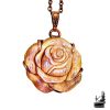 Pendentif artisanal Églantine avec rose sculptée à la main en pierre de lune pêche et sertie de cuivre
