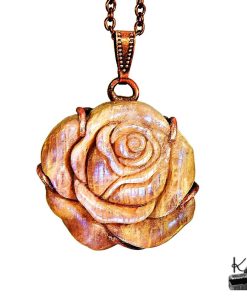 Pendentif artisanal Églantine avec rose sculptée à la main en pierre de lune pêche et sertie de cuivre