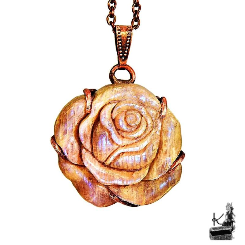 Pendentif artisanal Églantine avec rose sculptée à la main en pierre de lune pêche et sertie de cuivre