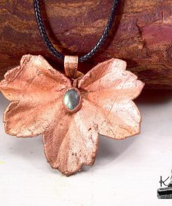Pendentif artisanal Elian en feuille de géranium électroformée en cuivre avec pierre de labradorite