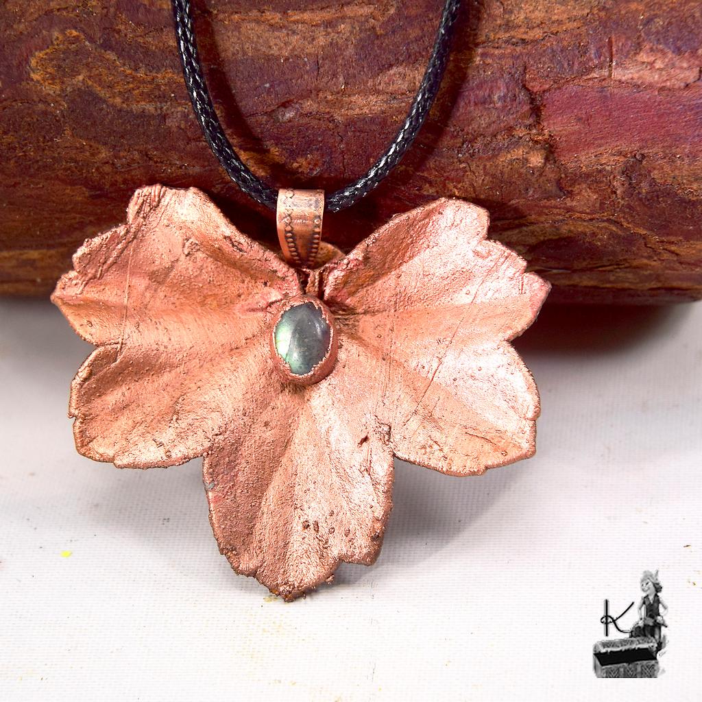 Pendentif artisanal Elian en feuille de géranium électroformée en cuivre avec pierre de labradorite