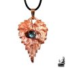 Pendentif Nevara composé d'une feuille naturelle de framboisier en cuivre électroformé et d'une labradorite bleue.