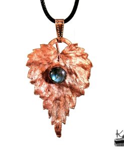 Pendentif Nevara composé d'une feuille naturelle de framboisier en cuivre électroformé et d'une labradorite bleue.