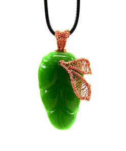 Pendentif Aelwen en jade vert sculpté en feuille avec bélière en cuivre tressé fait main.