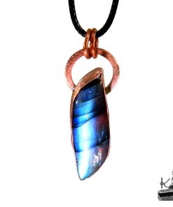 Pendentif artisanal Élyndra en cuivre tressé à la main avec pierre de labradorite naturelle