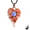 Pendentif artisanal unique Mabyn en cuivre électroformé avec une véritable feuille de houblon et un cabochon d'opalite, créé par Le Trésor des Korriganes.