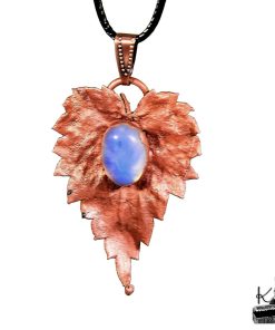 Pendentif artisanal unique Mabyn en cuivre électroformé avec une véritable feuille de houblon et un cabochon d'opalite, créé par Le Trésor des Korriganes.