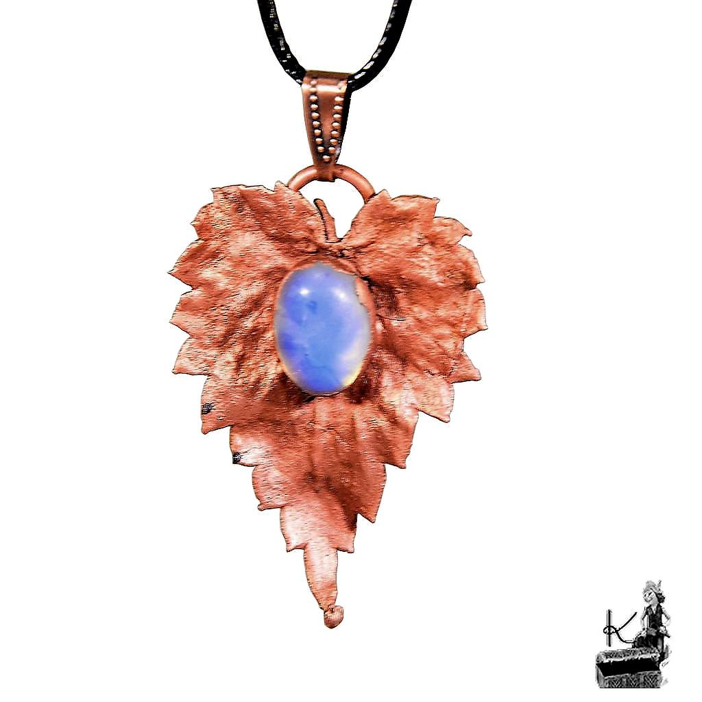 Pendentif artisanal unique Mabyn en cuivre électroformé avec une véritable feuille de houblon et un cabochon d'opalite, créé par Le Trésor des Korriganes.